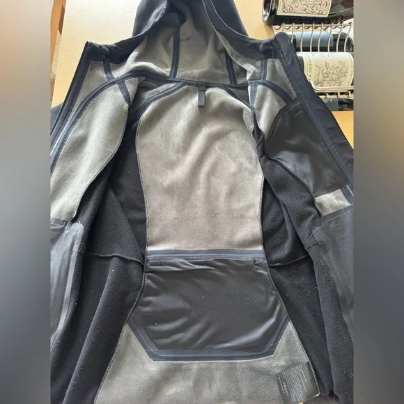 Lululemon Define Rain Jacket in Black, Size 8 - Picture 9 of 11
